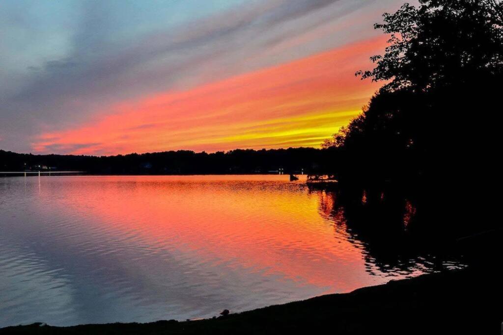 Lakefront!!! 4br/3ba , Sauna, Private Dock, Boat.. *
