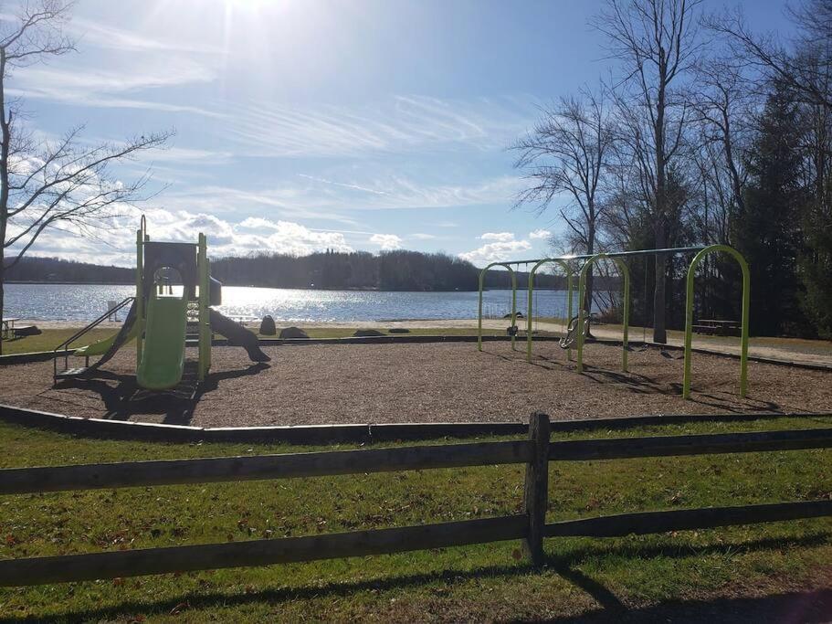 Holiday home Lakefront!!! 4br/3ba , Sauna, Private Dock, Boat.. Arrowhead Lake