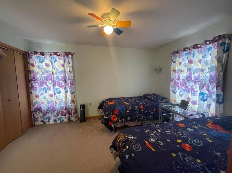 Lakefront!!! 4br/3ba , Sauna, Private Dock, Boat.. Holiday home
