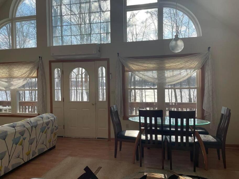 Lakefront!!! 4br/3ba , Sauna, Private Dock, Boat.. *