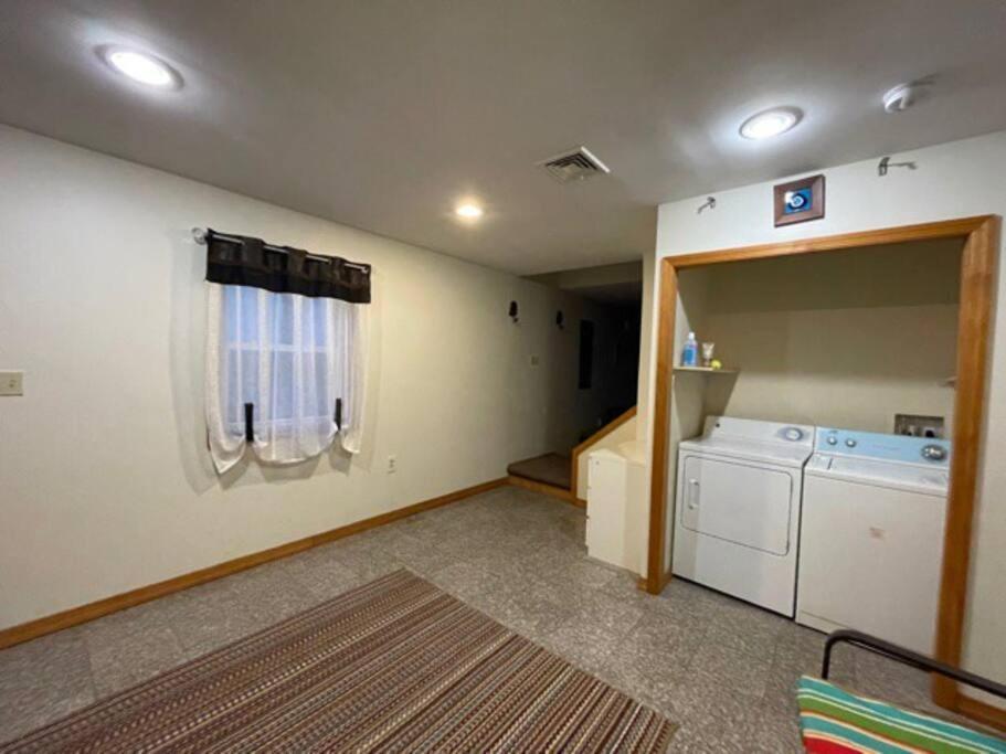 Lakefront!!! 4br/3ba , Sauna, Private Dock, Boat.. Holiday home *