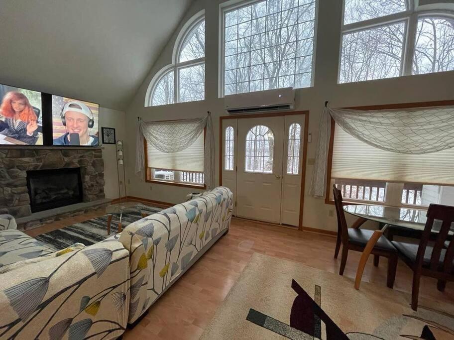 Lakefront!!! 4br/3ba , Sauna, Private Dock, Boat.. Holiday home