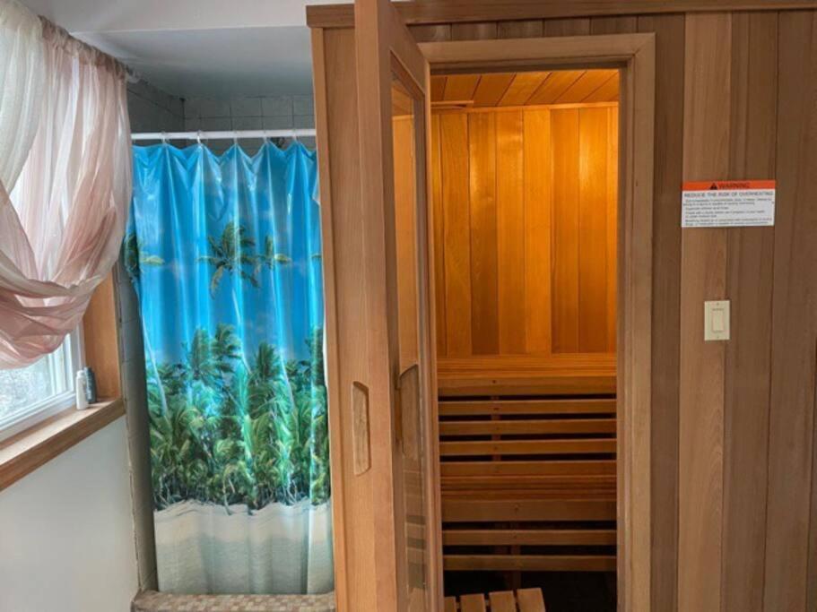 Holiday home Lakefront!!! 4br/3ba , Sauna, Private Dock, Boat.. Arrowhead Lake