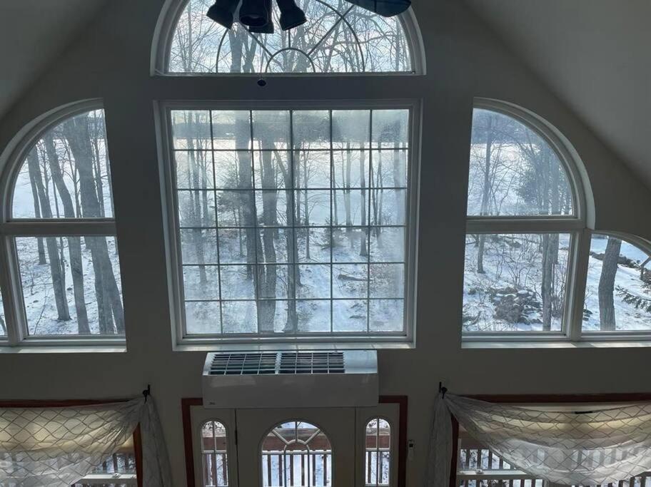 Lakefront!!! 4br/3ba , Sauna, Private Dock, Boat..