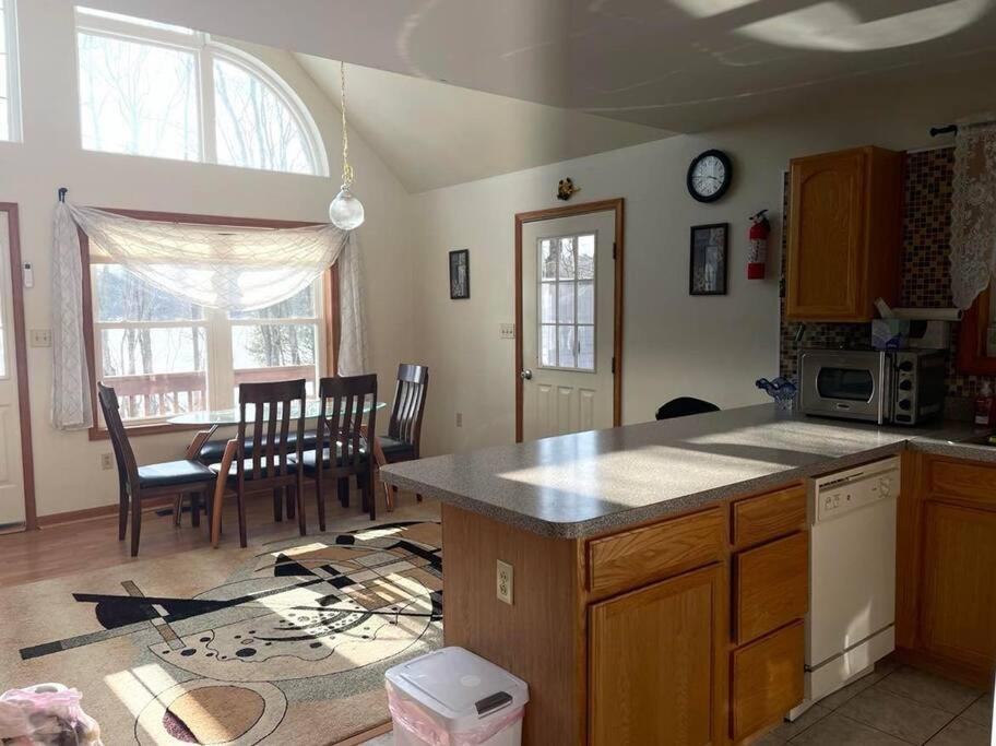 Holiday home Lakefront!!! 4br/3ba , Sauna, Private Dock, Boat.. *