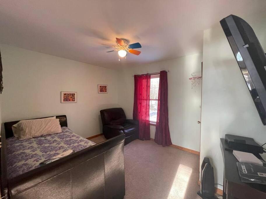 Lakefront!!! 4br/3ba , Sauna, Private Dock, Boat..