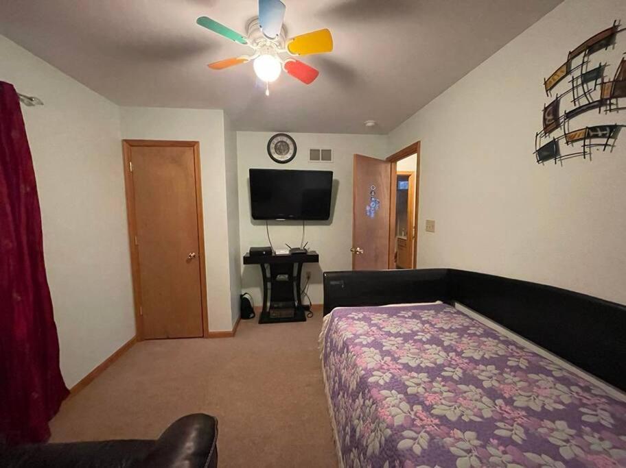 Holiday home Lakefront!!! 4br/3ba , Sauna, Private Dock, Boat..
